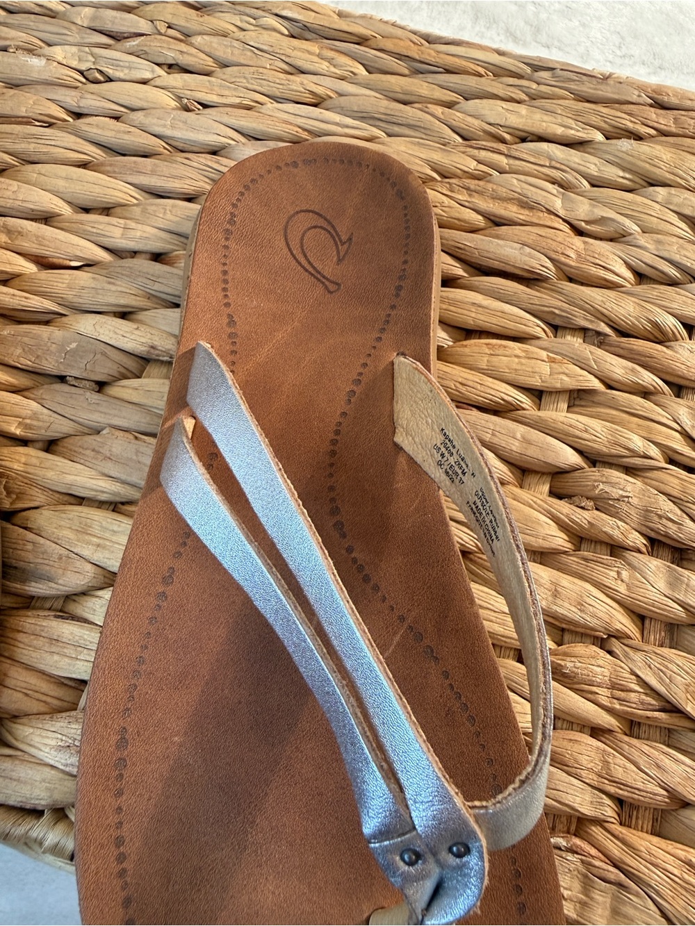 OluKai Kapahe Luana Metallic Leather Flip Flop Sandals Silver/Tan Women’s 7 EU 3 - Picture 7 of 7
